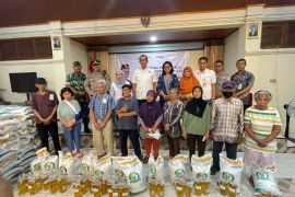 Bulog Surakarta serentak salurkan bantuan pangan beras dan minyak di Solo Raya