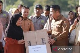 Pemkot Solok serahkan bantuan mesin pompa air untuk kelompok tani