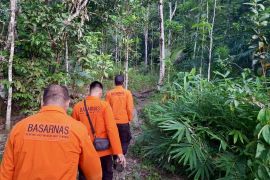 SAR Banjarmasin sisir hutan dan sungai cari balita hilang di Loksado