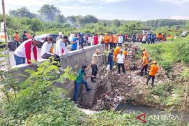 Kementerian LH gelar aksi Jumat Bersih di Cikarang Bekasi untuk jaga kebersihan