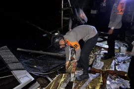 Brimob Polda Kaltara Evakuasi Rumah Roboh Pasca Gempa di Tarakan