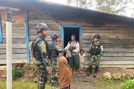 Satgas TNI Yonif 511 salurkan bantuan paket bapok untuk warga pedalaman Papua