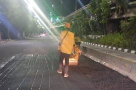 Viral dikeluhi pengendara, lubang Jalan Latumenten akhirnya ditambal