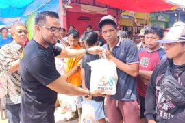 Perumda Pasar Makassar salurkan bantuan ke ratusan petugas kebersihan pasar