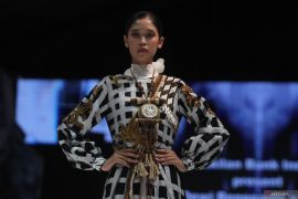 Kreasi busana etnik di MFW