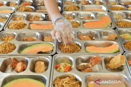 Indonesia reviews SOPs to strengthen free meals program
