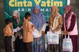 YBM PLN santuni anak yatim hadirkan bahagia bersama