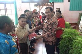 Pemkot Jayapura serahkan bantuan pakaian seragam sekolah 8.500 siswa