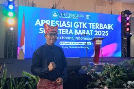 Guru Sosiologi SMAN 4 Padang raih Penghargaan Apresiasi GTK Terbaik Sumbar 2025