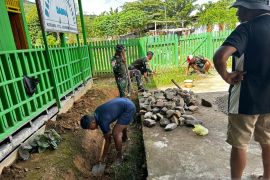 Satgas TNI Yonif 511/DY buat drainase di pedalaman Papua