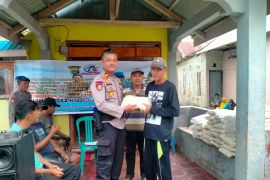 Satpolairud Polres Parimo salurkan 40 paket bantuan sosial ke warga pesisir