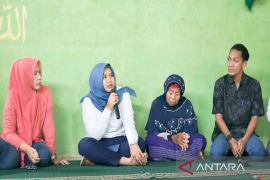 Atika Azmi serahkan bantuan kebakaran di Kotasiantar, minta warga tak pasang listrik sembarangan