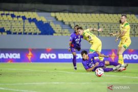 Persik dan Persebaya berbagi poin setelah pertarungan sengit berakhir imbang 1-1