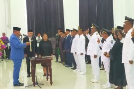 Bupati Thaher lantik puluhan pejabat administrator dan pengawas di  Pemkab Malra