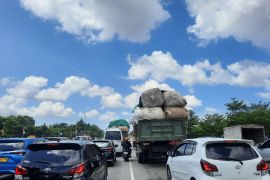 Polresta Barelang amankan lima truk diduga membawa barang impor ilegal