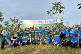 IKA ITS berkontribusi dalam penghijauan dan pendidikan lingkungan