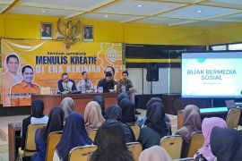 Adies Kadir tanamkan integritas digital lewat seminar jurnalistik