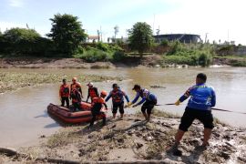 Tim SAR Gabungan Karawang temukan korban tenggelam di Sungai Citarum dalam keadaan meninggal
