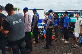 Enam penumpang kelotok tercebur terhantam ombak kapal di Sungai Barito