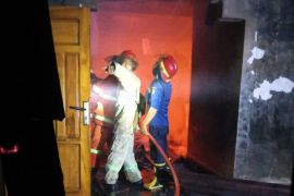 Damkar Kendari turunkan tim untuk padamkan rumah yang dibakar ODGJ