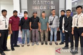 Imigrasi deportasi empat warga negara Vietnam beraktivitas di hutan Aceh Jaya