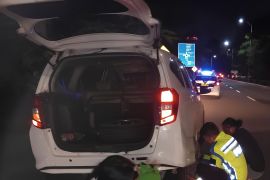 Personel Polres Bandara Soetta bantu pengendara mobil pecah ban