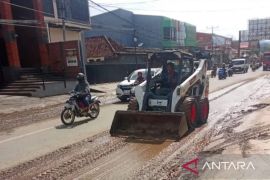 Pemkot Bima gerak cepat bersihkan lumpur pascabanjir