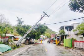 Angin kencang terjang Bima, enam rumah rusak dan tiang listrik roboh