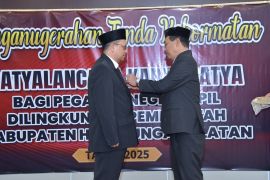 110 ASN Pemkab HSS terima tanda kehormatan Satyalancana Karya Satya