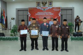 Bupati dan dua tokoh Labura terima Piagam Penghargaan dari DHN 45