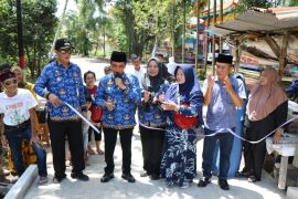 Jembatan baru di Gang Teluk Sahang permudah akses warga