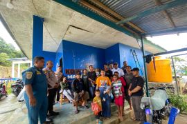 Polisi evakuasi 13 penumpang speedboat alami mogok mesin