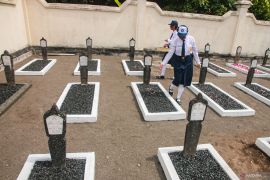 Hari Pahlawan, Ziarah di Taman Makam Pahlawan Kusumanegara Yogyakarta Page 2 Small