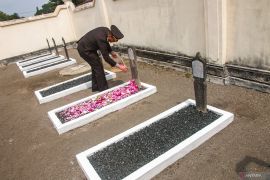 Hari Pahlawan, Ziarah di Taman Makam Pahlawan Kusumanegara Yogyakarta Page 3 Small