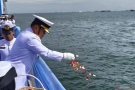 TNI AL gelar tabur bunga di Teluk Jakarta peringati Hari pahlawan