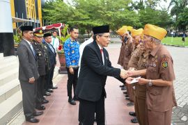 Pemkab Lombok Timur memberikan bantuan kepada para veteran