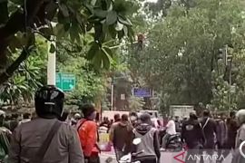Bentrokan antara ormas dan penagih utang terjadi di Cengkareng Jakbar