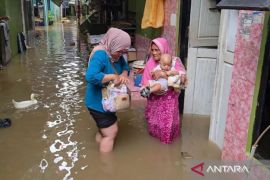 Sudinkes Jaktim tekankan pentingnya gunakan pelindung diri saat banjir