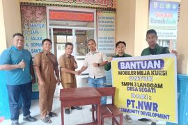 PT NWR Salurkan 35 Set Meja dan Kursi untuk Dukung Fasilitas Belajar di SMPN 3 Langgam