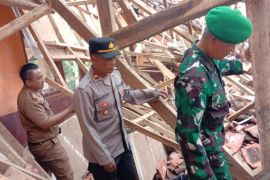 Atap kelas SDN 1 Cibalong Garut ambruk