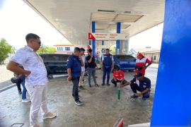 Polda NTT mengecek kualitas BBM bersubsidi 16 SPBU Kota Kupang