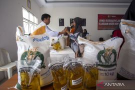 Penerima bantuan pangan di Gunung Mas bertambah