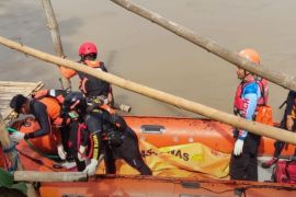 Tim SAR gabungan evakuasi kakek tercebur di Sungai Brantas