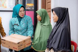 PKK Banten salurkan bantuan alat dapur untuk korban bencana di Anyer