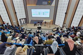Telkomsel bekali mahasiswa Unhas