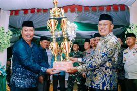 Wabup Morut serahkan hadiah kepada pemenang lomba menyanyi solo dan dero kreasi memeriahkan HUT Morut ke-12