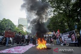 Aksi tolak gelar pahlawan Soeharto