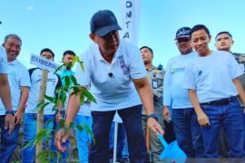 Gubernur Gusnar Ismail tanam pohon untuk investasi kesehatan