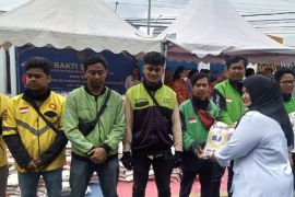 Imigrasi Medan salurkan 2,5 ton beras untuk ojol sambut Hari Bakti