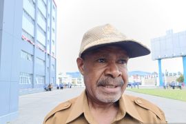 Pemprov Papua Pegunungan memberikan bantuan hibah mobil ambulans ke RSUD Wamena